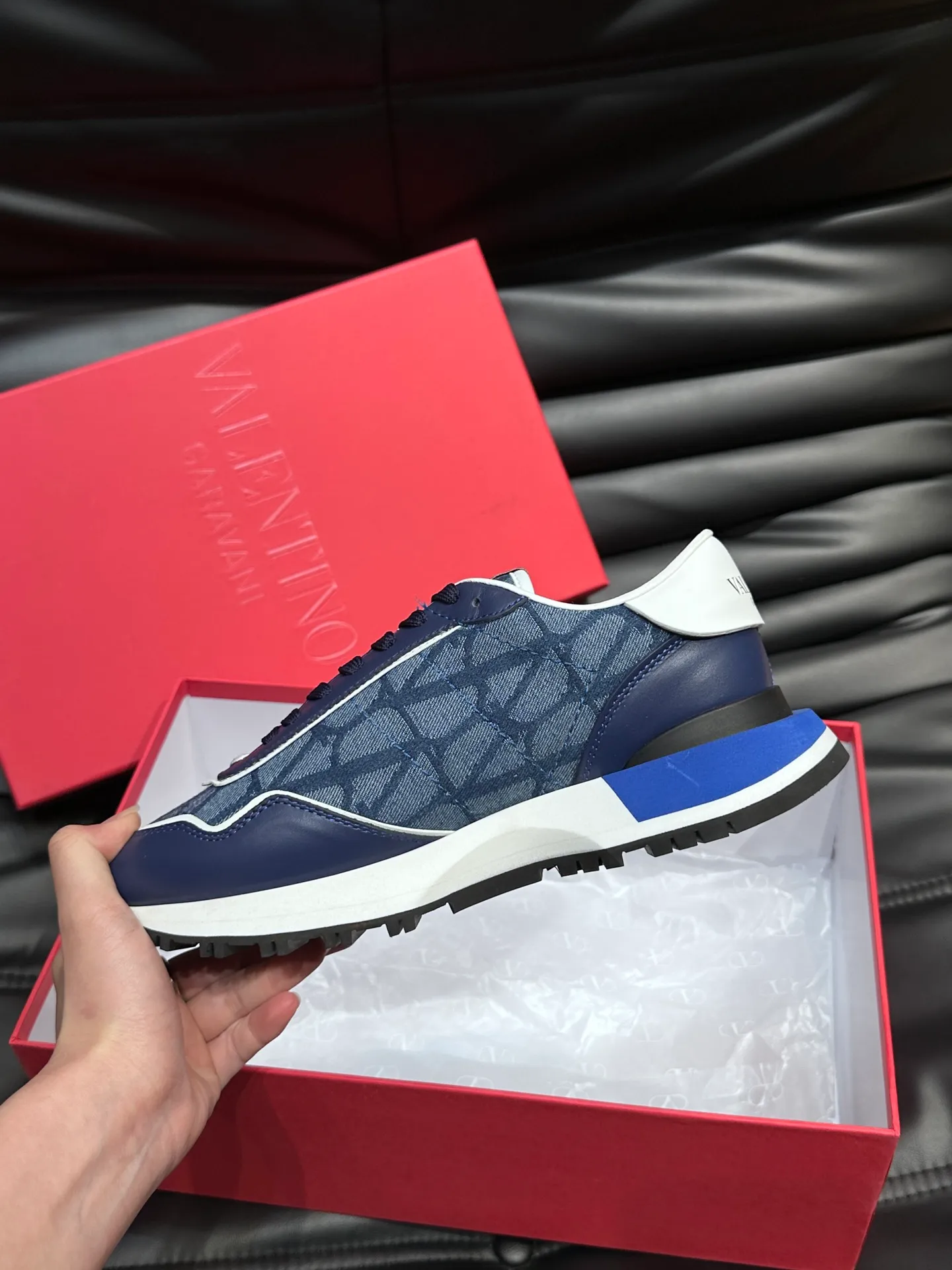 P540💰 Product trademark: VALENTINO "Valentino" Regular size: 38-44 [45 customized] Product materials: Warren men's casual sports shoes, made of multi-material splicing, calf leather stitched with suede cowhide, fabric mesh upper, fabric tongue decorated with brand badge, rubber rivet decorative details on the heel, rivet rubber outsole, non-slip, wear-resistant and shock-absorbing, pure cotton inner foot pad, comfortable and breathable, comes with original box packaging bag!